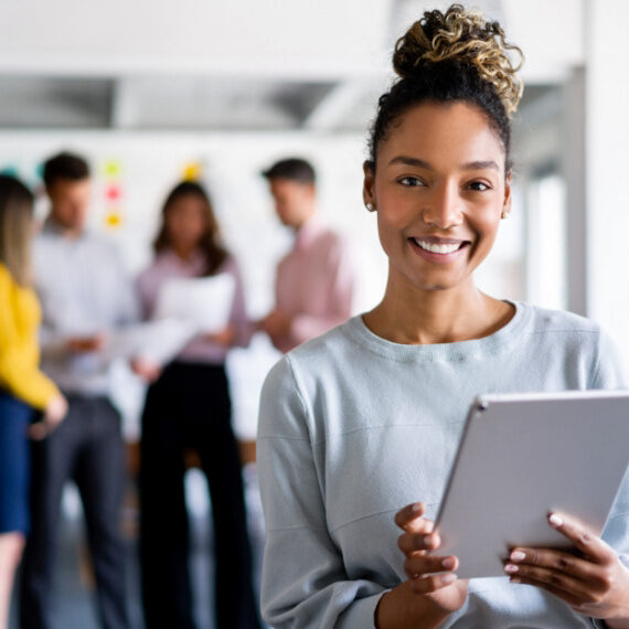 Em parceria com instituições acadêmicas e empresariais, oferecemos cursos de formação ESG para estudantes e profissionais em diversos mercados e níveis de experiência.